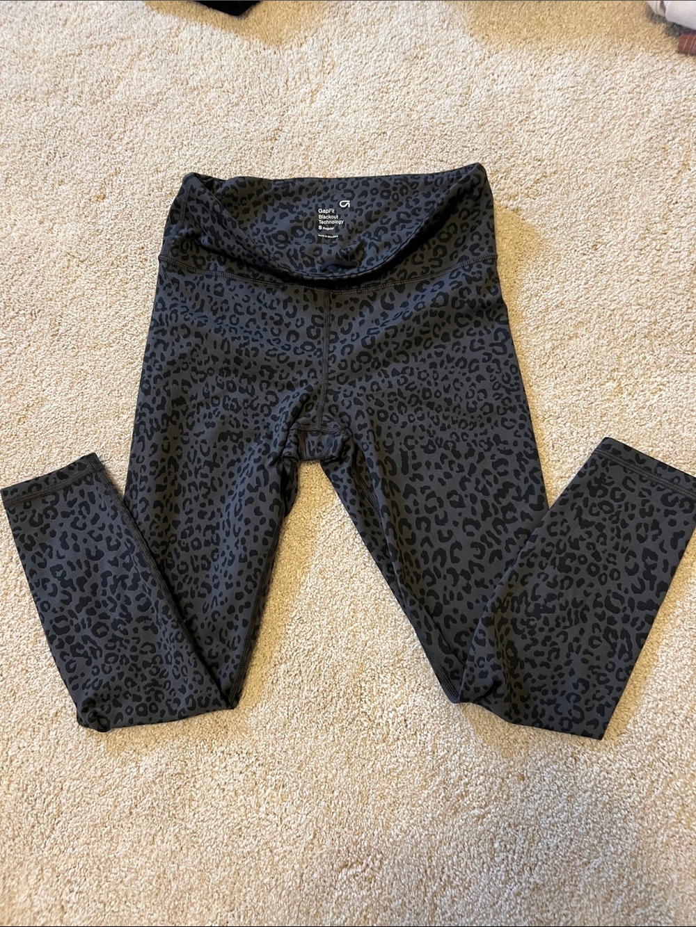 GAP fit Gray Black Cheetah Print Yoga Athletic Running
Leggings